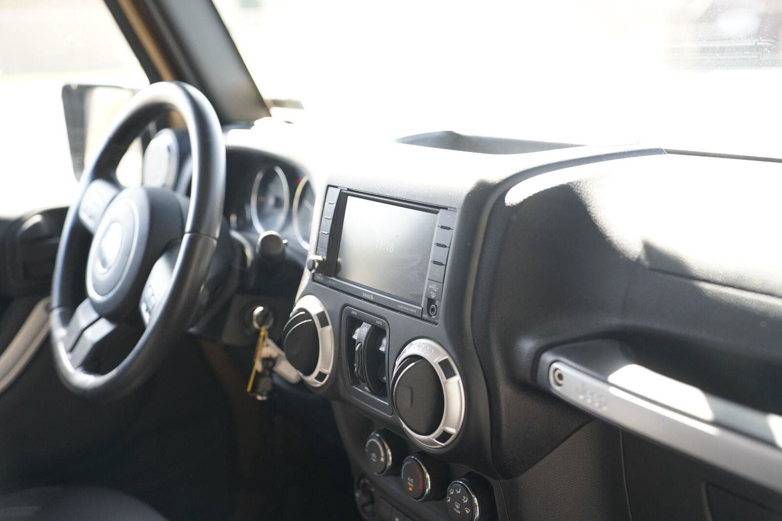 Used 2015 Jeep Wrangler Unlimited Rubicon w/ Connectivity Group AWD/4WD image 22