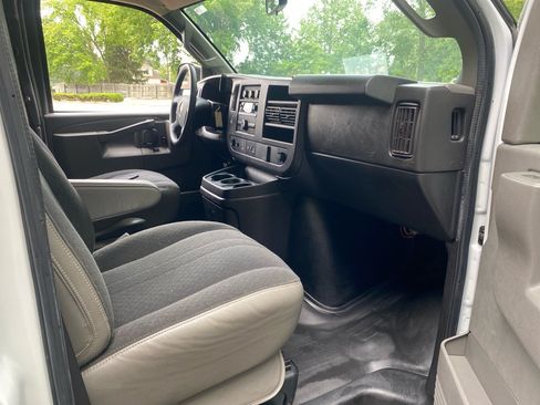 Used 2020 GMC Savana 2500 w/ Driver Convenience Package RWD image 22