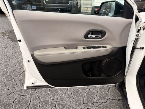 Used 2017 Honda HR-V LX image 10