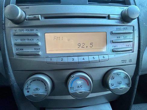 Used 2010 Toyota Camry LE image 11