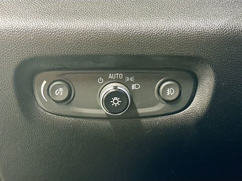 Used 2019 Chevrolet Traverse LT image 11