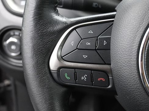 Used 2018 Jeep Renegade Limited w/ UConnect 8.4 Nav Group FWD image 3
