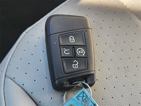 Used 2023 Volkswagen Tiguan SE image 19