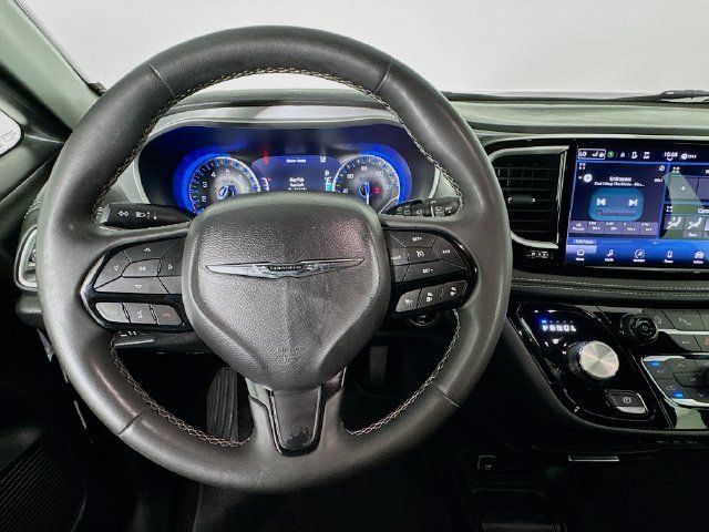 Used 2023 Chrysler Pacifica Touring FWD image 10