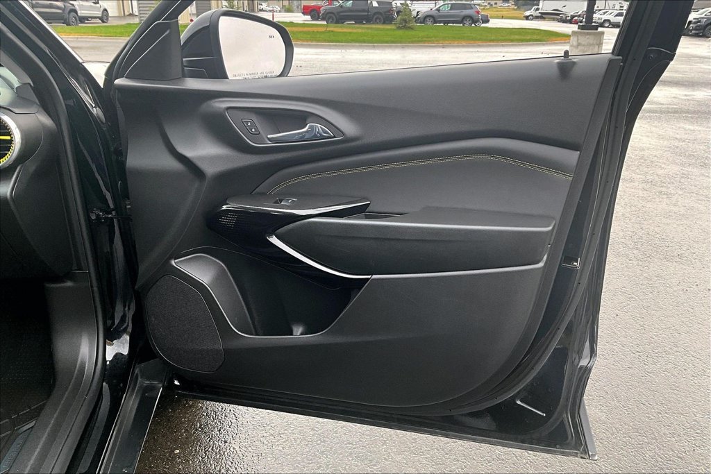 Used 2024 Chevrolet Trax ACTIV w/ Sunroof Package FWD image 24
