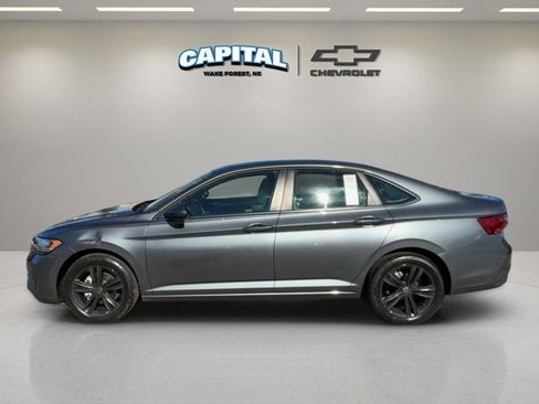 Used 2023 Volkswagen Jetta SE image 2
