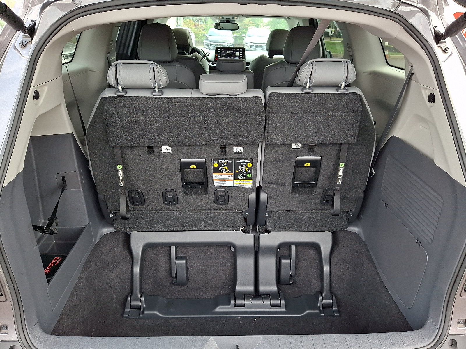 Used 2024 Toyota Sienna XLE FWD image 30