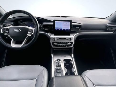 Used 2021 Ford Explorer XLT w/ Equipment Group 202A image 8