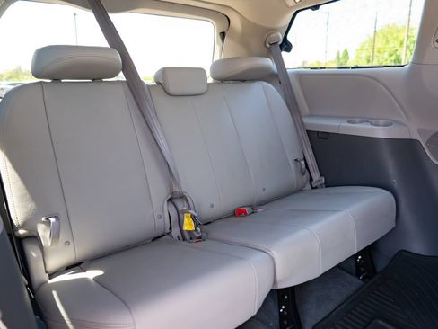 Used 2020 Toyota Sienna XLE FWD image 33