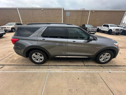 Used 2024 Ford Explorer XLT image 7