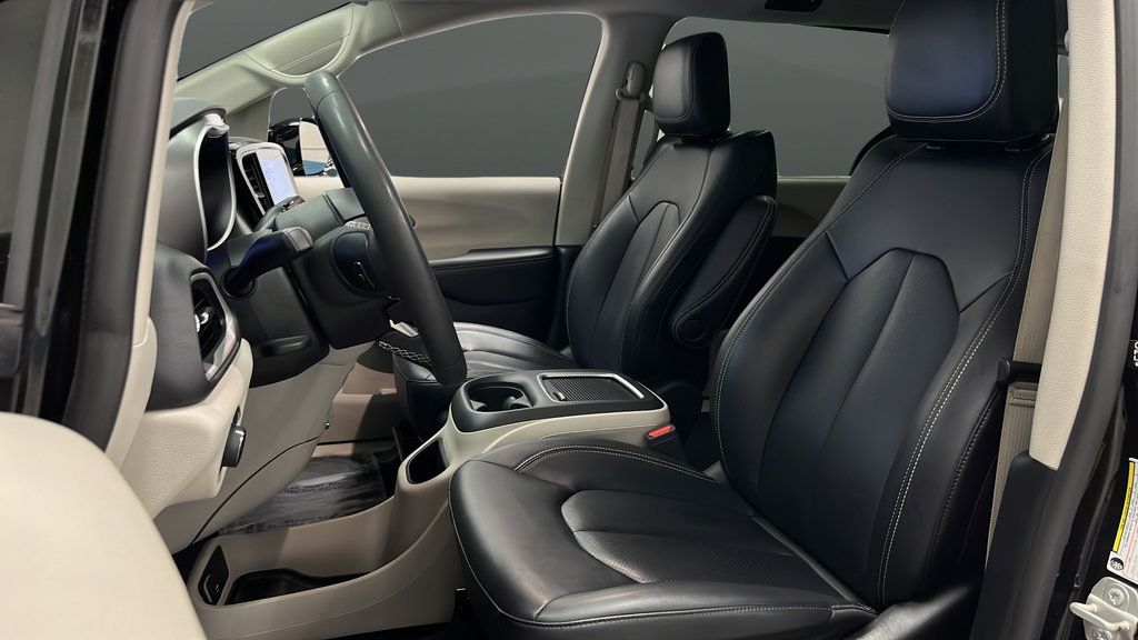 Used 2024 Chrysler Pacifica Touring-L FWD image 9