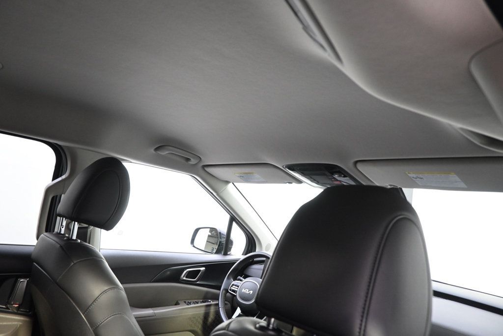 Used 2025 Kia Carnival FWD image 17