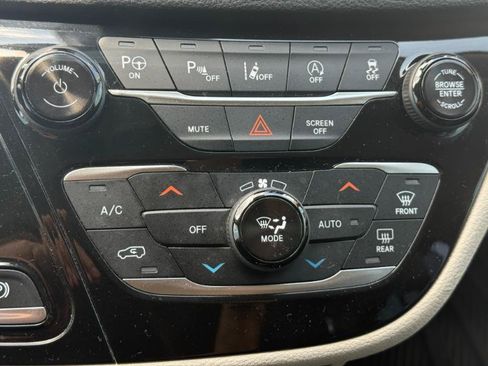 Used 2018 Chrysler Pacifica Limited FWD image 22