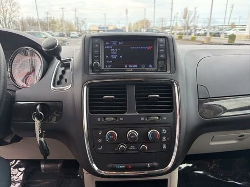 Used 2018 Dodge Grand Caravan SE w/ UConnect Hands-Free Group FWD image 21