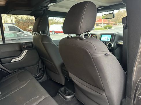 Used 2017 Jeep Wrangler Unlimited Sahara w/ Connectivity Group AWD/4WD image 26