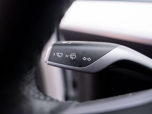 Used 2023 Tesla Model Y 2WD image 19