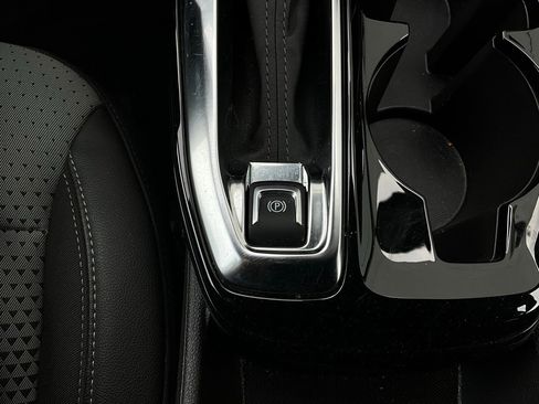 Used 2025 Chevrolet Trax LT image 21