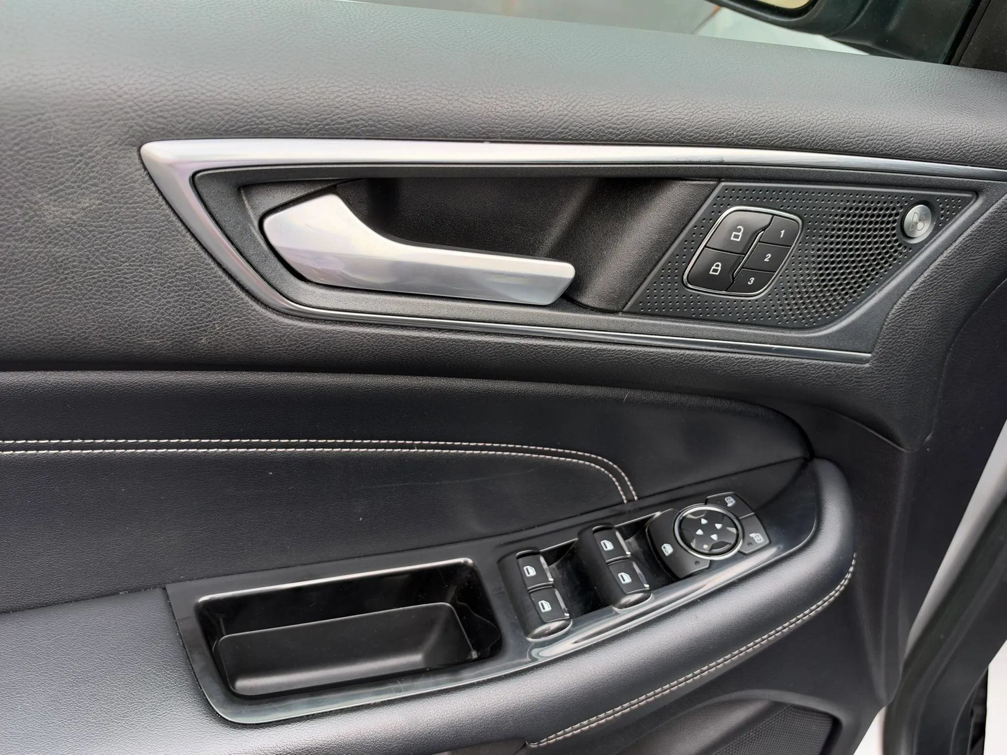 Used 2019 Ford Edge Titanium FWD image 28
