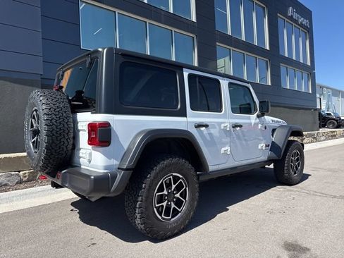 Used 2025 Jeep Wrangler Unlimited Rubicon w/ Convenience Group AWD/4WD image 3