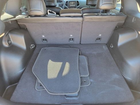 Used 2021 Jeep Cherokee Latitude Plus image 18