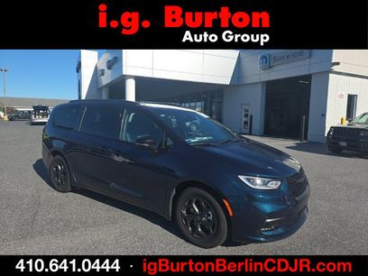 Used 2025 Chrysler Pacifica Premium