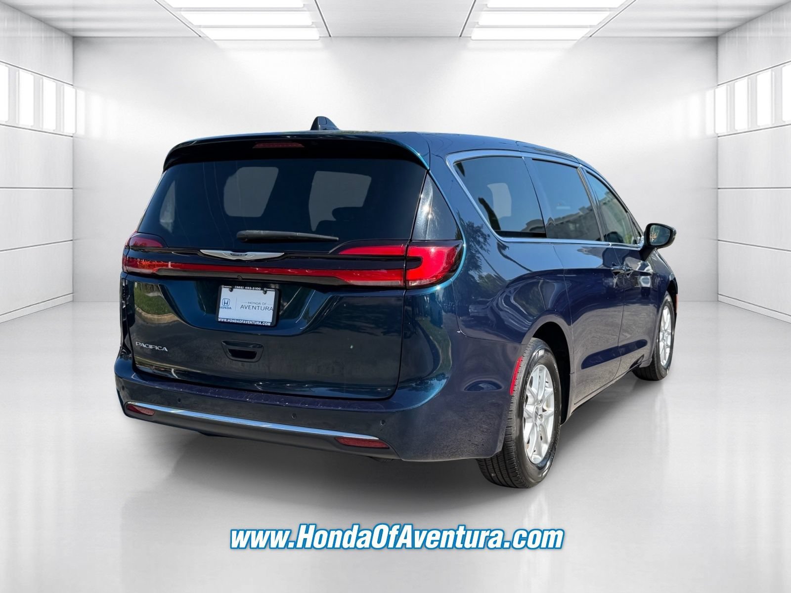 Used 2023 Chrysler Pacifica Touring-L FWD image 6