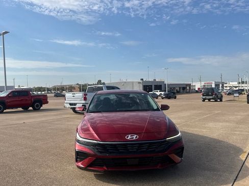 Used 2025 Hyundai Elantra SEL FWD image 5
