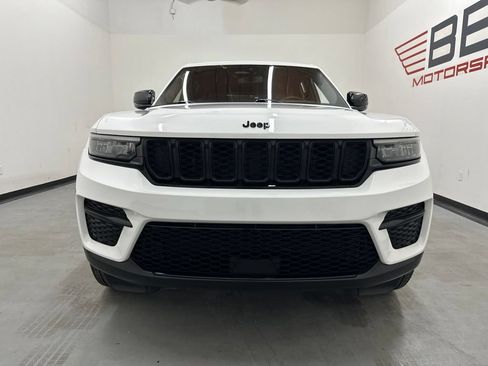 Used 2024 Jeep Grand Cherokee Altitude AWD/4WD image 4