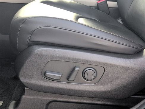 Used 2023 Kia Carnival LX image 10