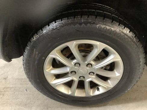 Used 2021 Jeep Grand Cherokee Laredo AWD/4WD image 12