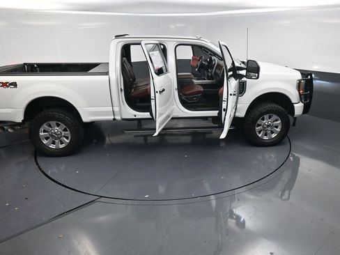 Used 2022 Ford F250 Platinum w/ FX4 Off-Road Package AWD/4WD image 25
