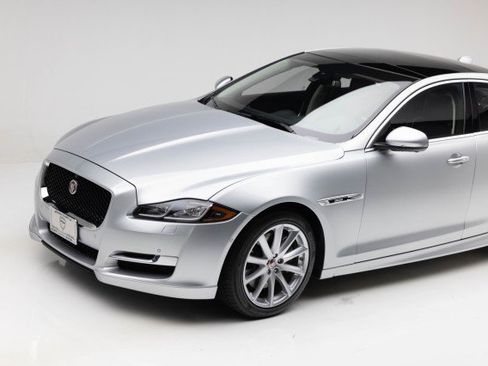 Used 2016 Jaguar XJ R-Sport image 25