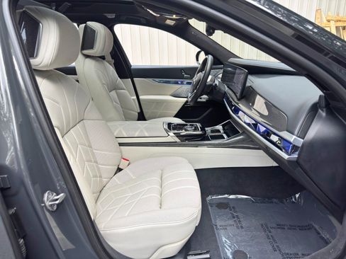 Used 2023 BMW i7 xDrive60 w/ Executive Package 2 AWD/4WD image 15