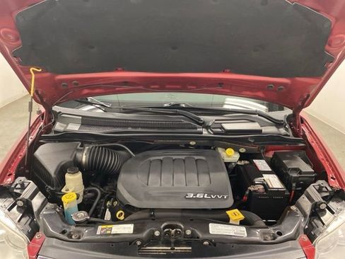 Used 2013 Chrysler Town & Country Touring image 29