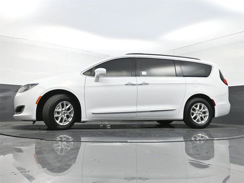 Used 2017 Chrysler Pacifica Touring-L image 24
