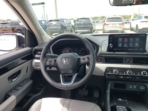 New 2025 Honda Pilot Touring image 15