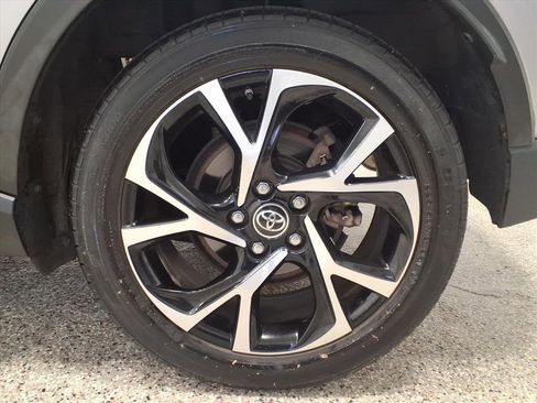 Used 2019 Toyota C-HR XLE image 7