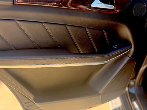 Used 2014 Mercedes-Benz GL 550 4MATIC image 30