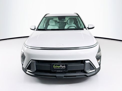 Used 2025 Hyundai Kona SEL FWD image 2