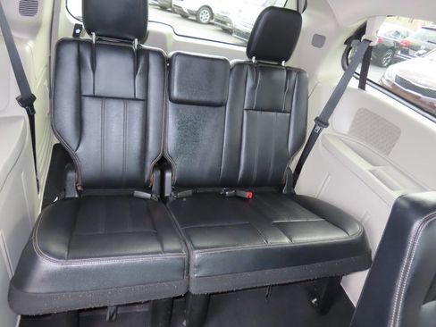 Used 2014 Chrysler Town & Country Touring FWD image 38