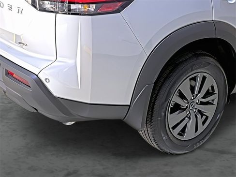 Certified 2025 Nissan Pathfinder S image 12