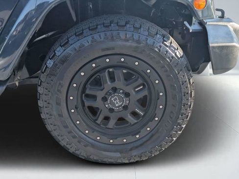 Used 2017 Jeep Wrangler Unlimited Sahara AWD/4WD image 10