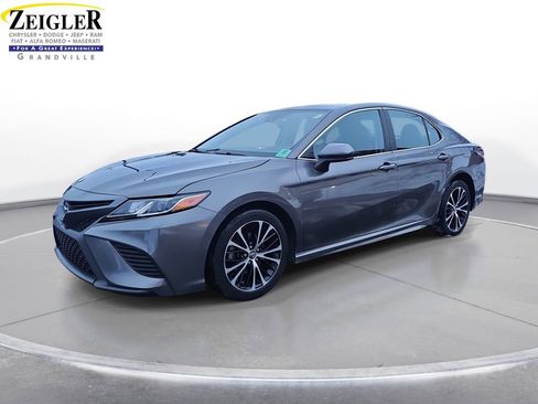 Used 2020 Toyota Camry SE image 1