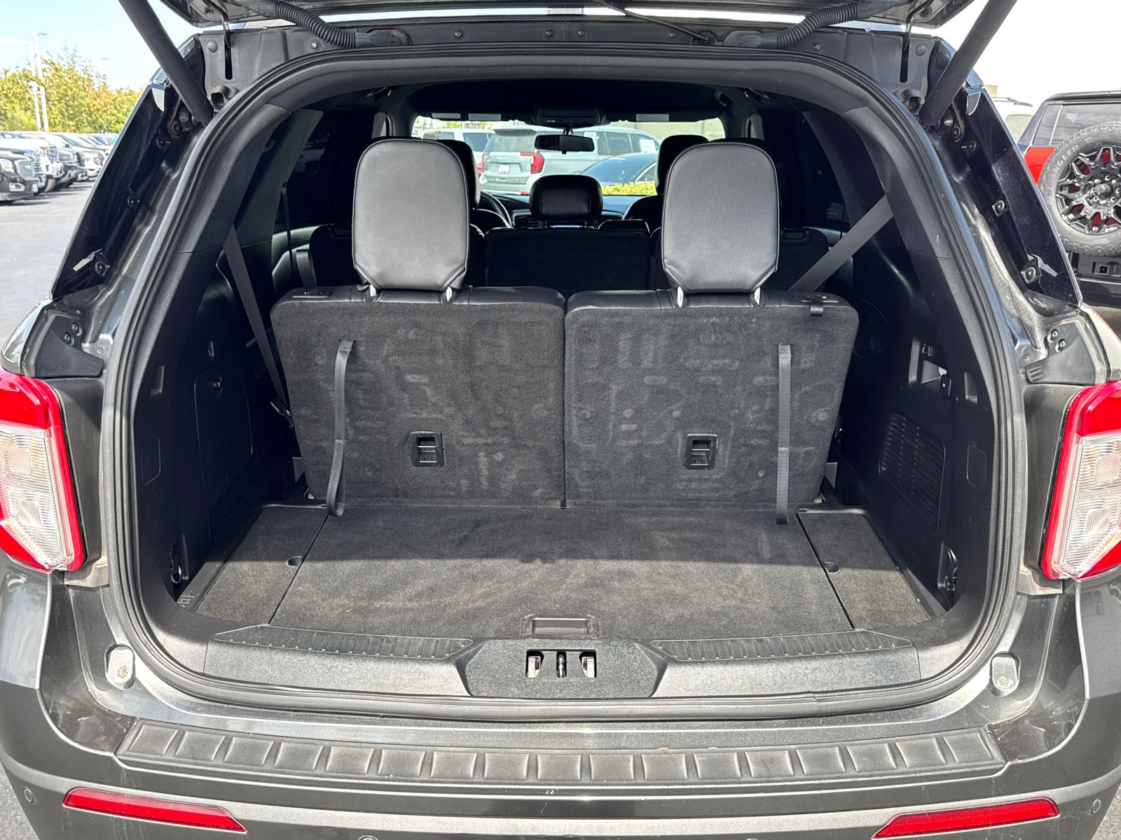 Used 2020 Ford Explorer XLT w/ Equipment Group 202A RWD image 9