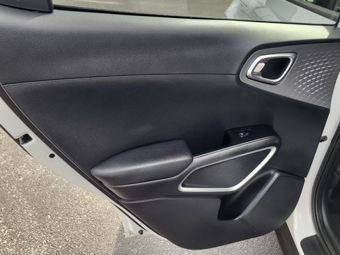 Used 2025 Kia Soul LX w/ LX Technology Package image 12