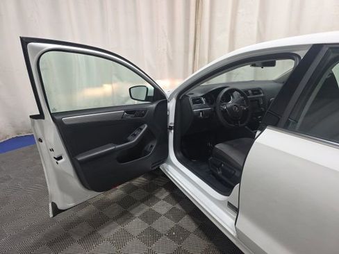 Used 2017 Volkswagen Jetta S image 11