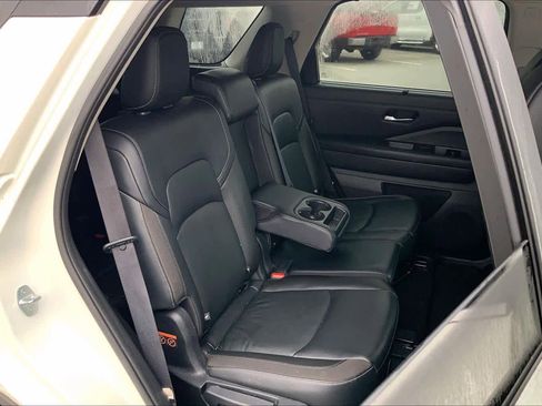 Used 2023 Nissan Pathfinder SL image 18