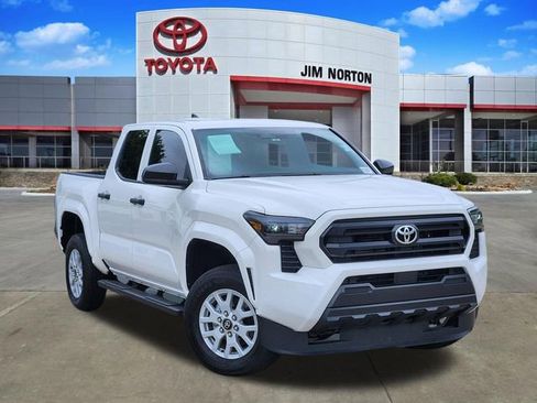 Used 2025 Toyota Tacoma SR image 1