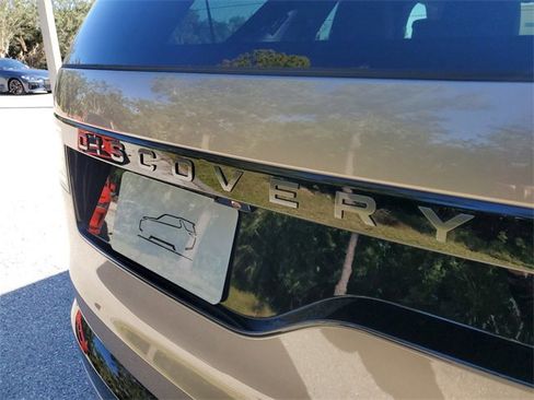 Used 2025 Land Rover Discovery Dynamic SE image 11