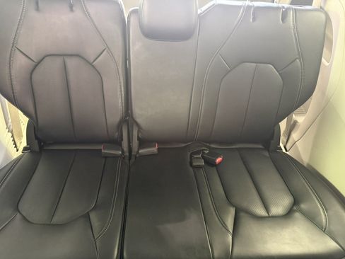 Used 2023 Chrysler Pacifica Touring-L FWD image 14